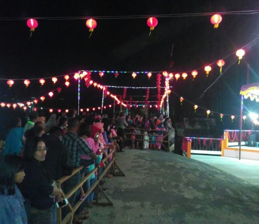 Imlek, Bupati Sintang Lepas Lampion dan Kembang Api