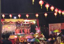 Diguyur Hujan, Warga Tak Beranjak di Malam Imlek