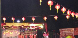 Diguyur Hujan, Warga Tak Beranjak di Malam Imlek