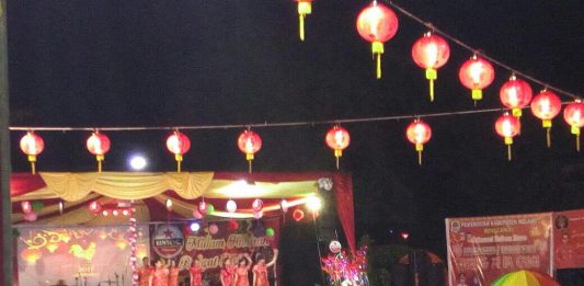 Diguyur Hujan, Warga Tak Beranjak di Malam Imlek