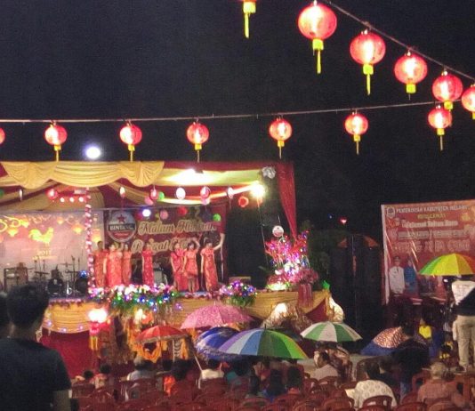 Diguyur Hujan, Warga Tak Beranjak di Malam Imlek