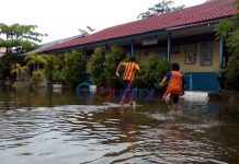Banjir, Murid SDN 12 Ceker Ayam di Kelas