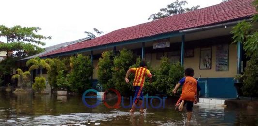 Banjir, Murid SDN 12 Ceker Ayam di Kelas