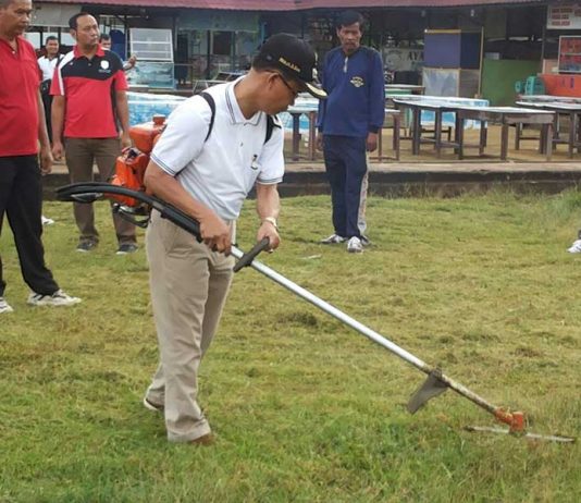 Bupati Melawi Angkut Sampah di Pasar Kuliner