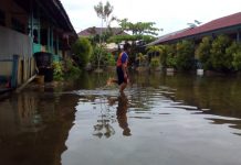 Diguyur Hujan Seharian, Anak SD Nyeker di Kelas