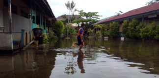 Diguyur Hujan Seharian, Anak SD Nyeker di Kelas