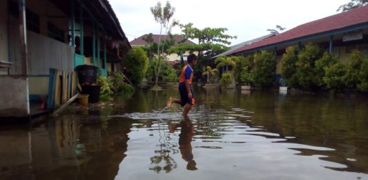Diguyur Hujan Seharian, Anak SD Nyeker di Kelas