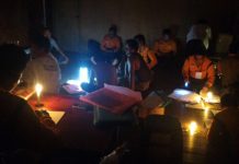 Awasi Rekap Suara Hanya Diterangi Lilin