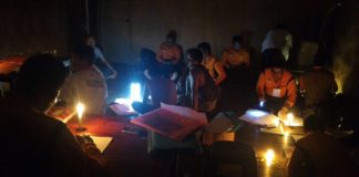 Awasi Rekap Suara Hanya Diterangi Lilin