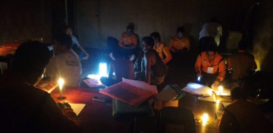 Awasi Rekap Suara Hanya Diterangi Lilin