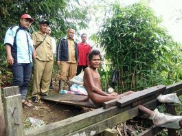 Dipasung Tanpa Sehelai Pakaian