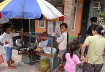 Penjual Sosis Raup Rejeki di TPS