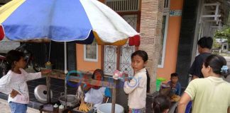 Penjual Sosis Raup Rejeki di TPS