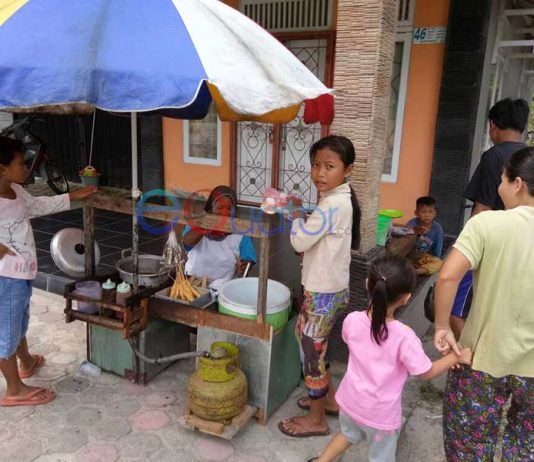 Penjual Sosis Raup Rejeki di TPS