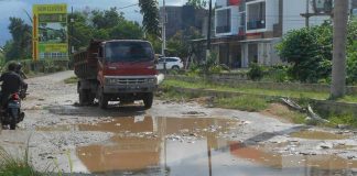 Truk Material Merusak Jalan Paris II