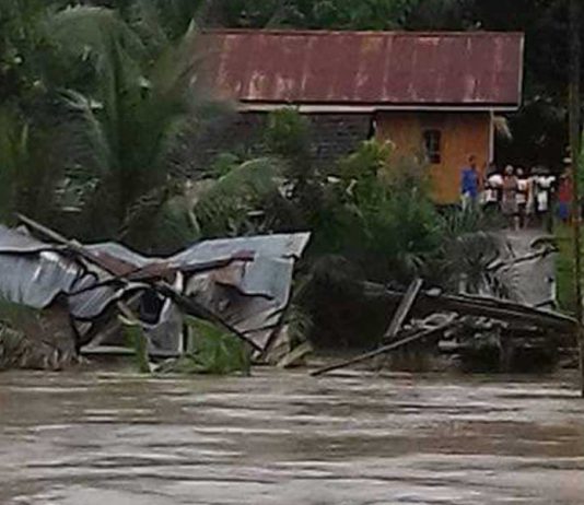 Diterjang Banjir, Jembatan Ambruk Aktivitas Lumpuh