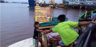 Bodi Speedboat Bekas Jadi Lapak Jualan