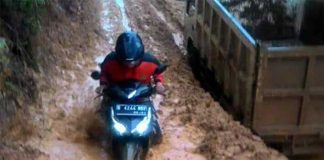 Pikul Motor Melintasi Jalan Provinsi di Sayan-Kotabaru