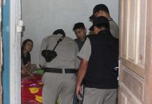 Digerebek Sekamar Cium Kaki Satpol PP