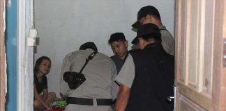 Digerebek Sekamar Cium Kaki Satpol PP