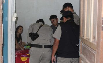 Digerebek Sekamar Cium Kaki Satpol PP