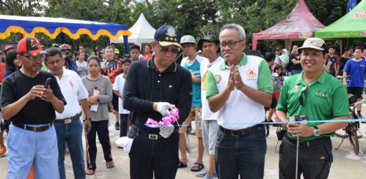 Peresmian Arena BMX, Seorang Anak Diberi Sepeda