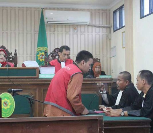 Bos SOT Dikawal Layaknya Koruptor