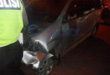 BREAKING NEWS: Ugal-ugalan Bawa Avanza, Tabrak Sejumlah Pengendara dan Berakhir Dihajar Massa