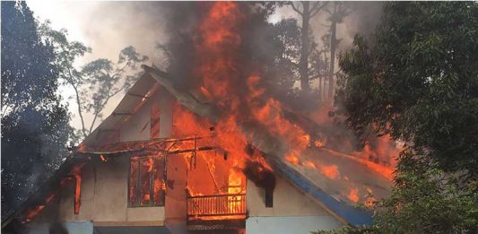 Jemur Padi, Liat Api di Atap Rumah