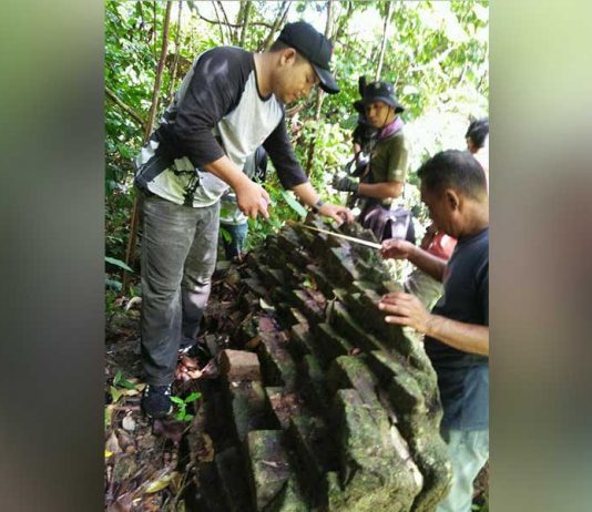 Batu Candi dan Batu Perahu Tersembunyi di Bukit Peramas
