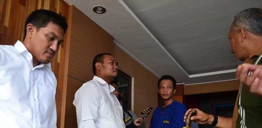 Dukun Abal-abal Berkantong Tebal