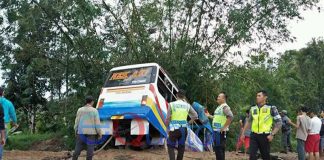 Supir Mengantuk, Nek Aki Masuk Parit