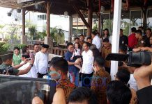 Presiden Makan Siang di Tepi Sawah Singkawang