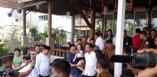 Presiden Makan Siang di Tepi Sawah Singkawang