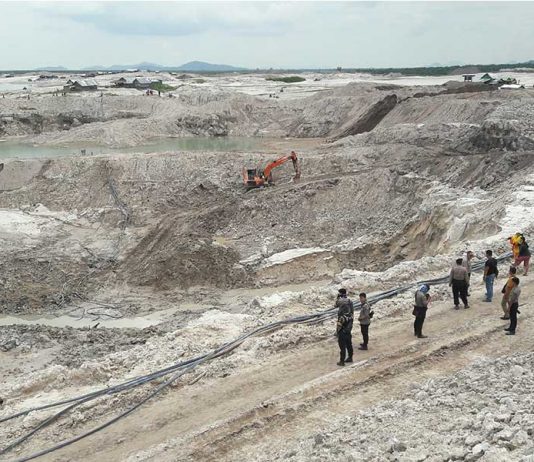 Kawah di Bumi Sebalo akibat Tambang Ilegal