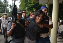 Tiba-tiba Ratusan Massa Menyerang Kantor Polisi