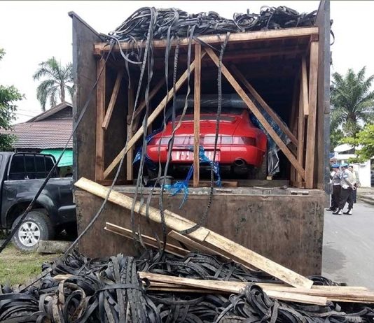 Truk Fuso Angkut Dua Unit Porsche