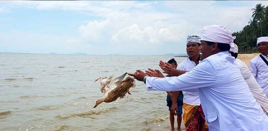 Umat Hindu Kalbar Gelar Melasti di Pantai Kijing