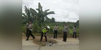 Tak Kunjung Diperbaiki Polisi pun Nimbun Jalan