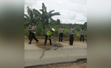 Tak Kunjung Diperbaiki Polisi pun Nimbun Jalan