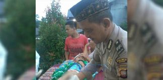 Bhabinkamtibmas Sekadau Sunat Warga Tak Mampu