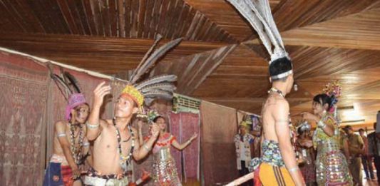 Disuguhi Tuak, Tamu yang Enggan Tidak Dipaksa untuk Meminumnya