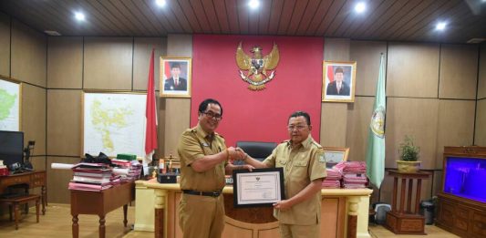 Harkonas: Cornelis Terima Penghargaan Peduli Konsumen