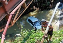 Ngantuk Mobil Terjun ke Sungai