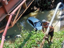Ngantuk Mobil Terjun ke Sungai