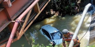 Ngantuk Mobil Terjun ke Sungai