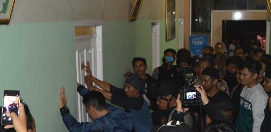 Ketika Polisi Percaya Diri Dobrak Kamar Hotel