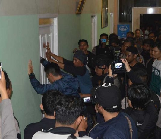 Ketika Polisi Percaya Diri Dobrak Kamar Hotel