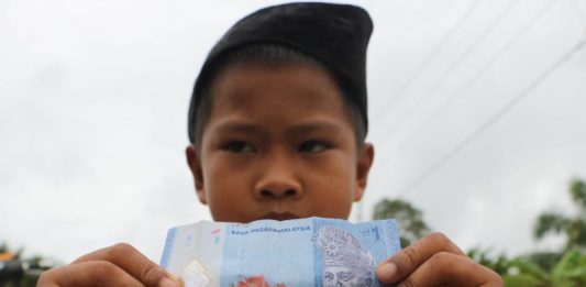 Sekolah Lintasi Perbatasan, Orangtua Bekali Ringgit