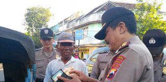 Operasi Dompet Ramadan Kapolsek Bagi-bagi Duit